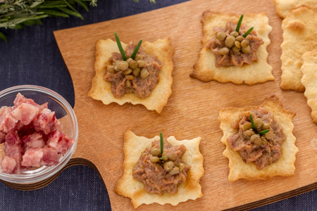 Hojaldres con crema de lentejas y cotechino