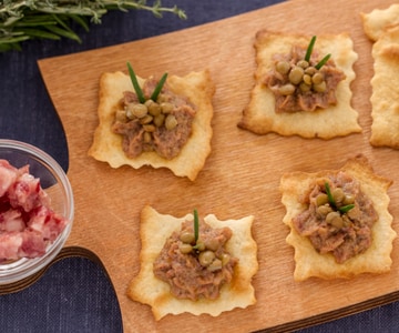 Hojaldres con crema de lentejas y cotechino