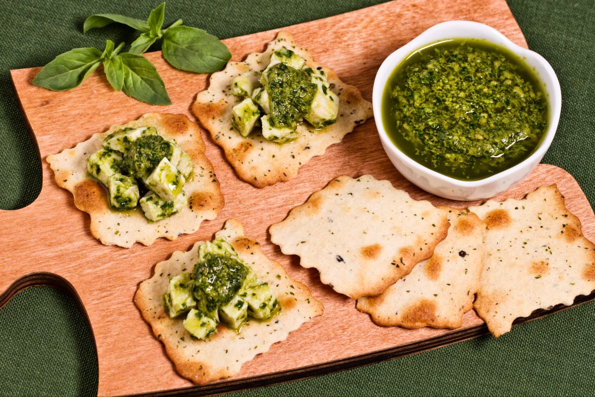 Hojaldres con aceitunas y ensalada de pollo verde