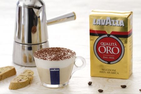 Mousse de café en taza con cantucci