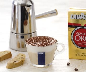 Mousse de café en taza con cantucci