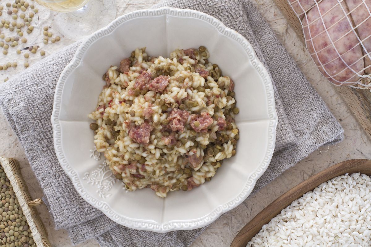 Risotto con cotechino, lentejas y champán