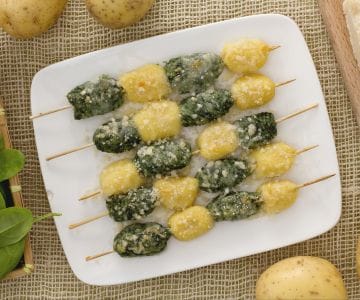 Brochetas de ñoquis gratinados