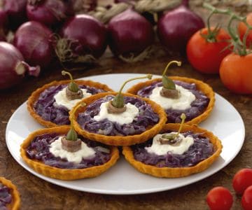 Tartaletas con cebollas caramelizadas y stracciatella