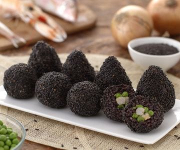 Arancini de arroz venere y pescado