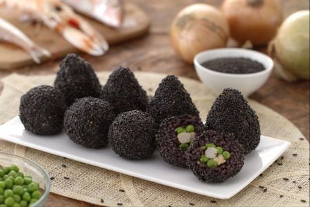 Arancini de arroz venere y pescado