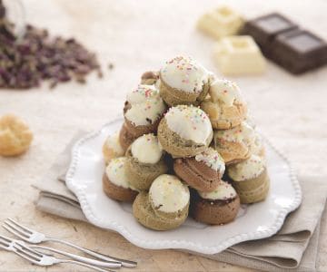Profiteroles coloridos con mascarpone