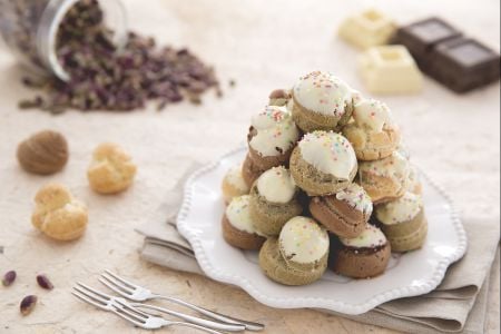 Profiteroles coloridos con mascarpone