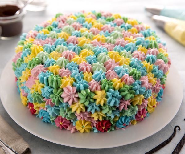 Tarta con nata multicolor