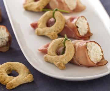 Fagottini de speck rellenos de robiola con torcelli