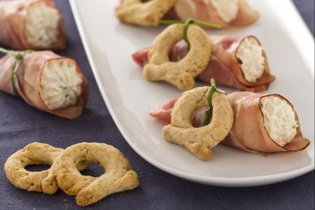 Fagottini de speck rellenos de robiola con torcelli