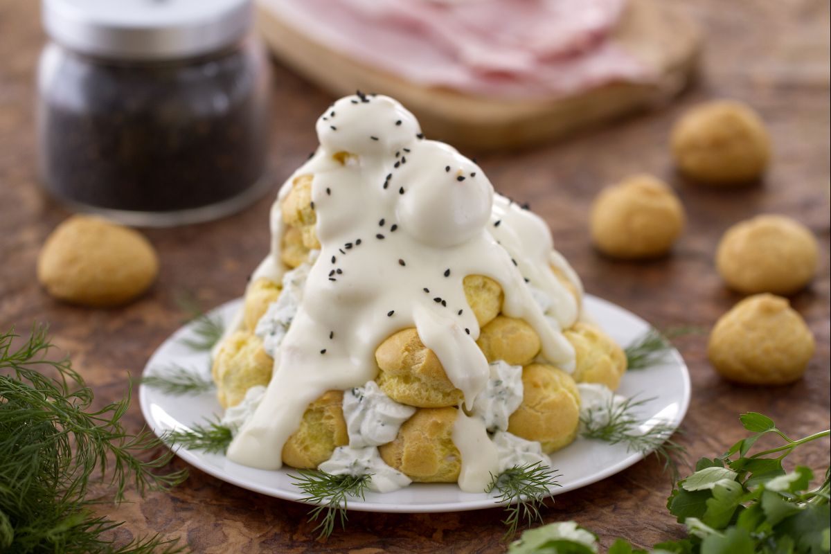 Profiteroles salados con crema de gruyere