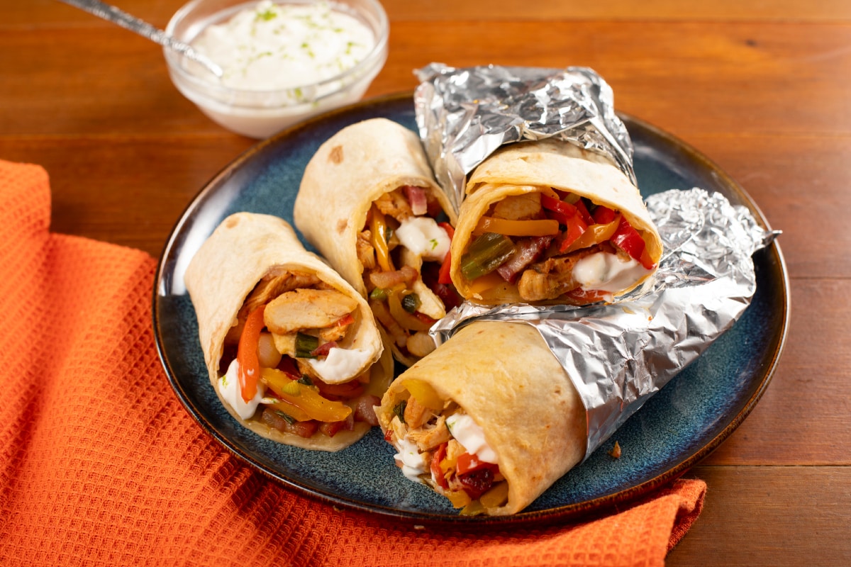 Fajitas de pollo y cubitos de panceta ahumada