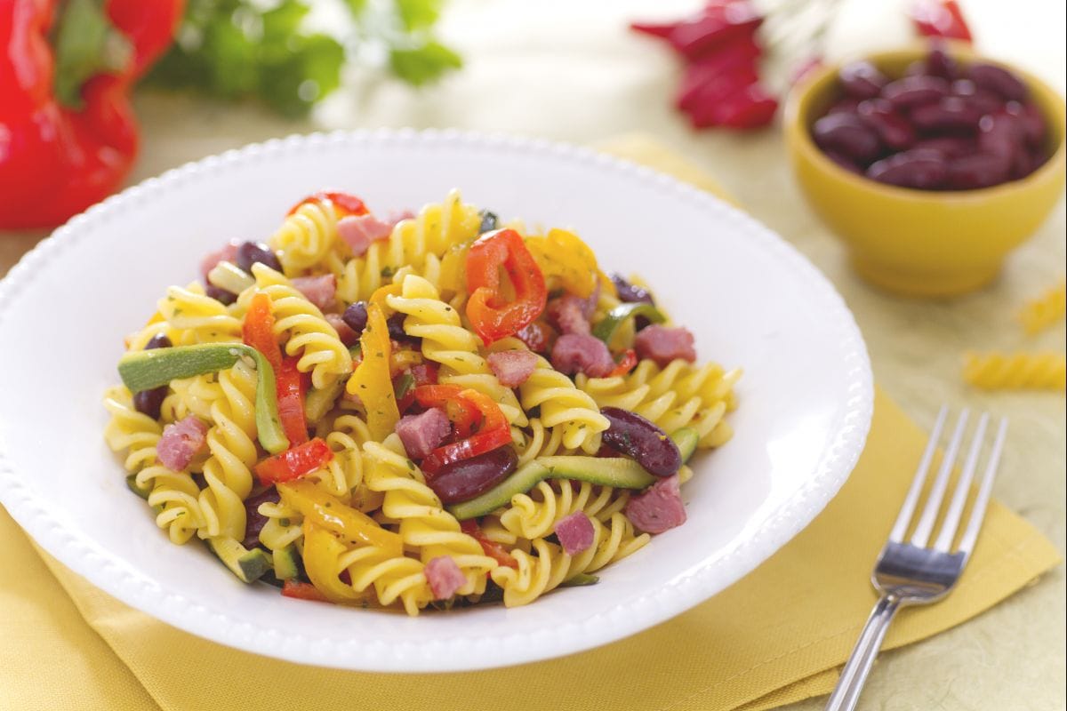 Ensalada de pasta rústica y cubitos de panceta ahumada