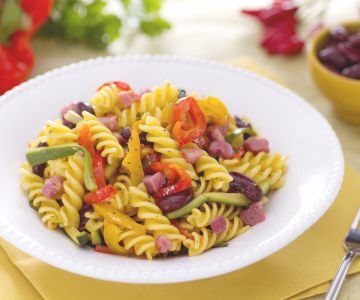 Ensalada de pasta rústica y cubitos de panceta ahumada