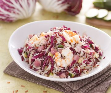 Ensalada de arroz basmati y rojo y cubos de panceta dulce