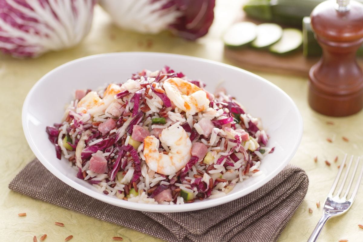 Ensalada de arroz basmati y rojo y cubos de panceta dulce