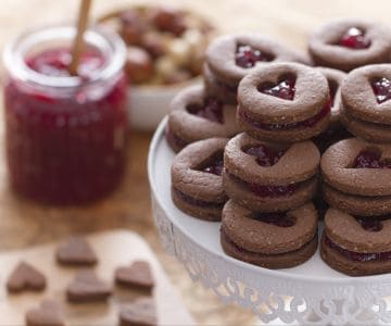 Galletitas de cacao y avellanas con mermelada