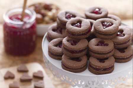 Galletitas de cacao y avellanas con mermelada