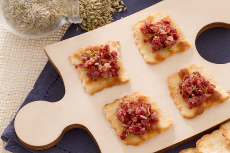 Hojaldres clásicos con migas de salchicha