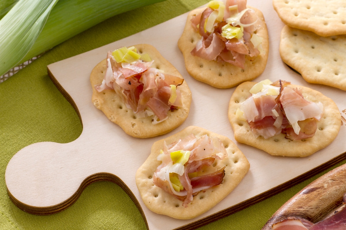 Spianatine con julienne de puerro y speck