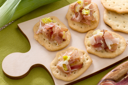 Spianatine con julienne de puerro y speck