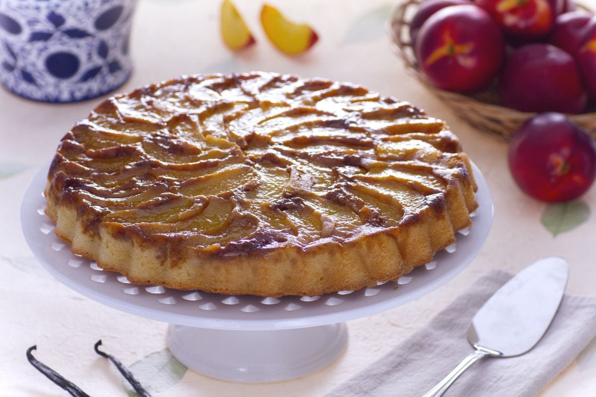 Tarta invertida de melocotones y amaretti