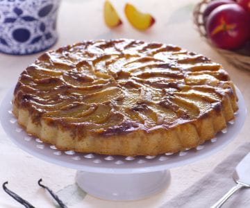 Tarta invertida de melocotones y amaretti