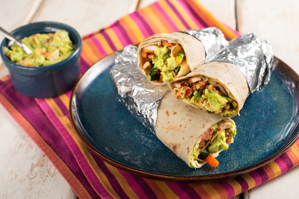 Tortillas con cerdo especiado y guacamole con yogur