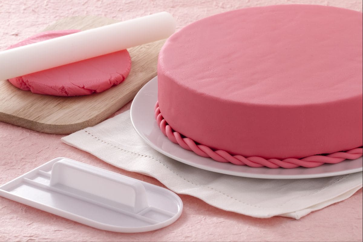 Cómo cubrir un pastel con fondant