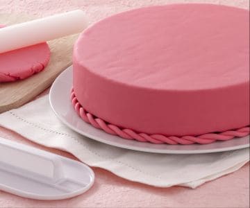 Cómo cubrir un pastel con fondant