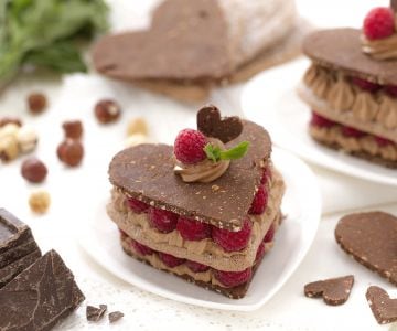 Corazones de chocolate y frambuesas