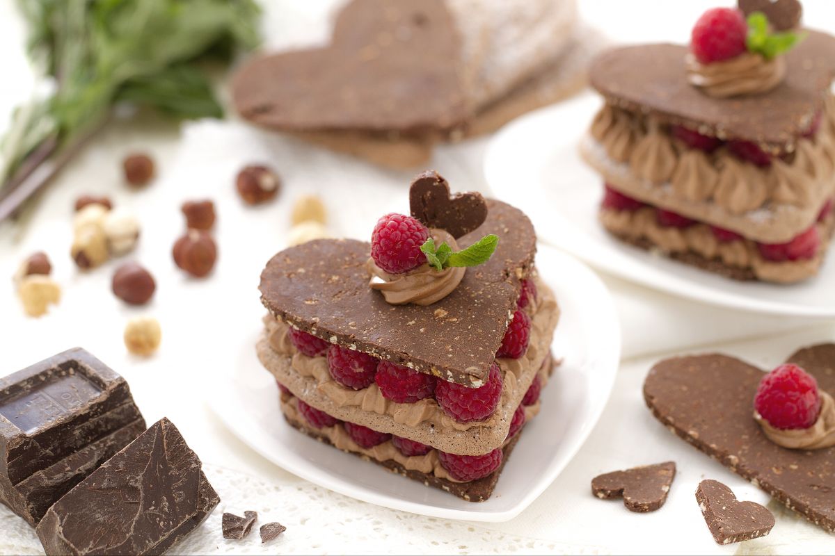 Corazones de chocolate y frambuesas