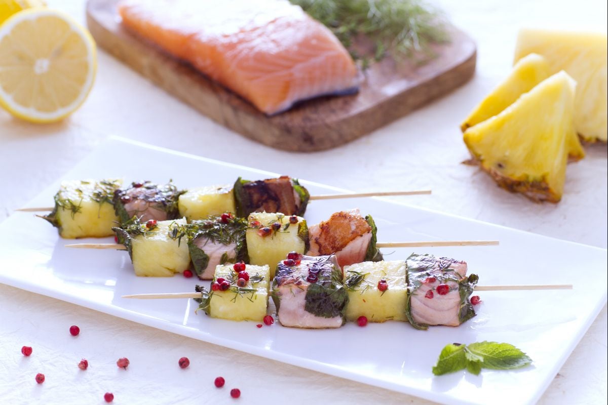 Brochetas de piña y salmón al limón