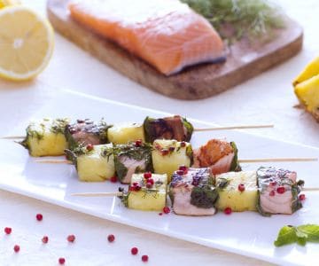 Brochetas de piña y salmón al limón