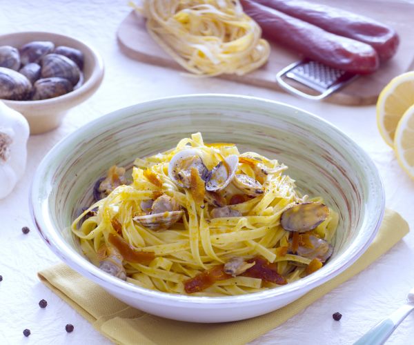 Tagliatelle con bottarga, almejas y limón