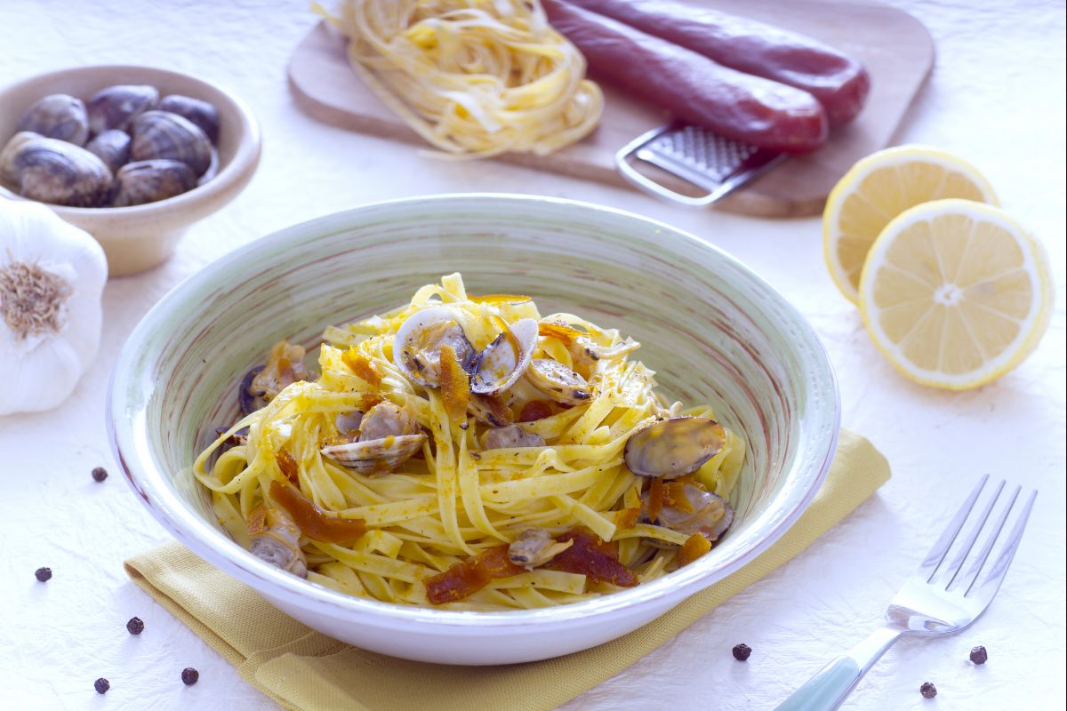 Tagliatelle con bottarga, almejas y limón