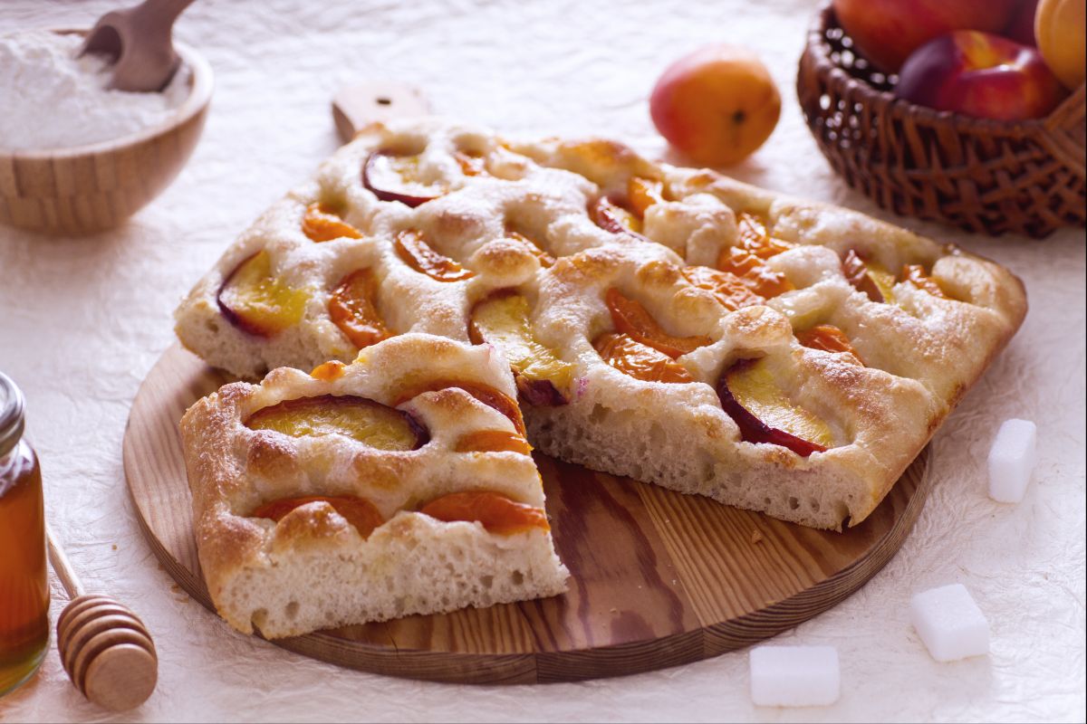 Focaccia dulce con melocotones y albaricoques