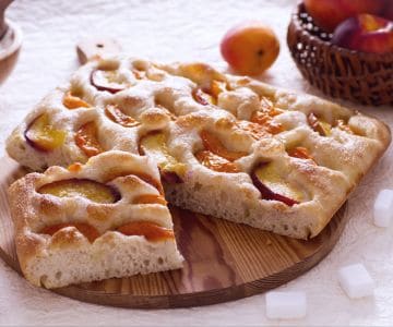 Focaccia dulce con melocotones y albaricoques