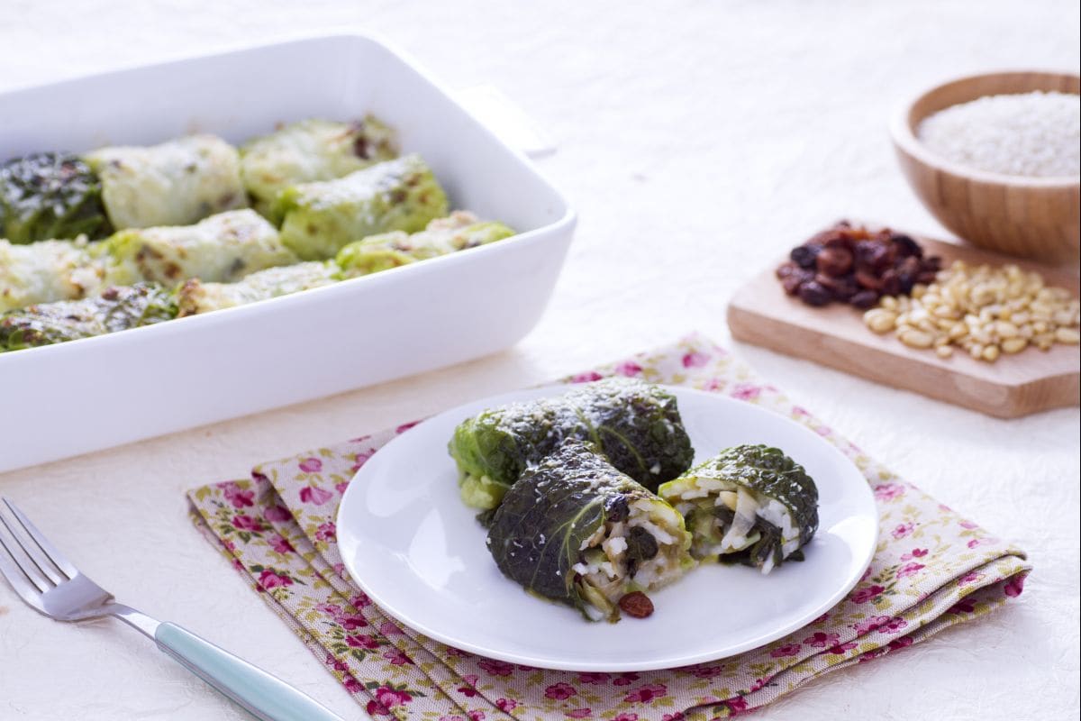 Rollitos de col rellenos de arroz y escarola