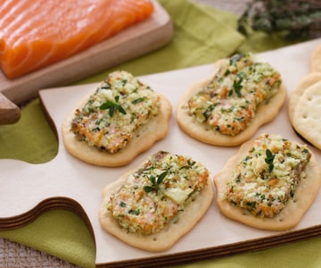 Salmón crujiente sobre tostadas