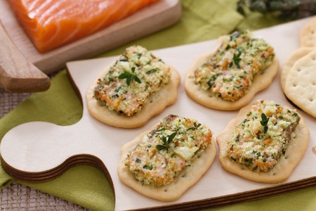 Salmón crujiente sobre tostadas