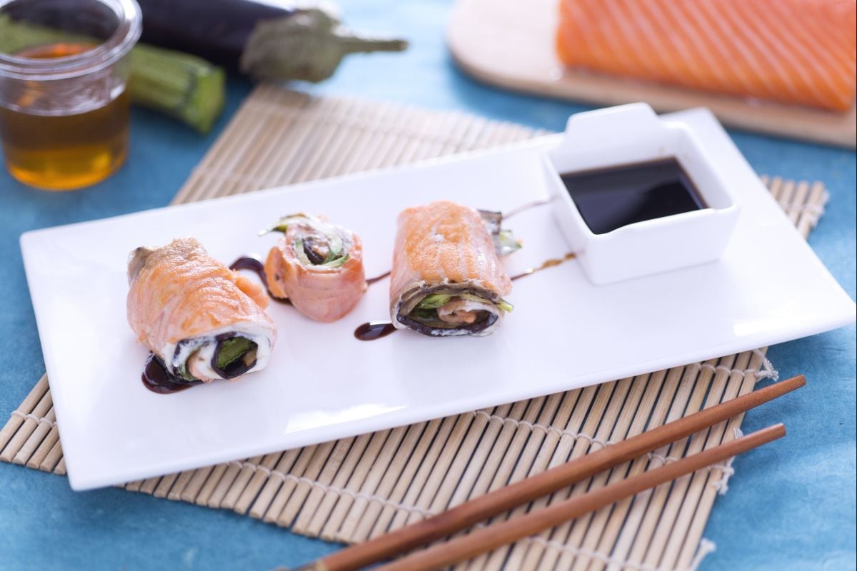 Rollitos de salmón rellenos de verduras y queso