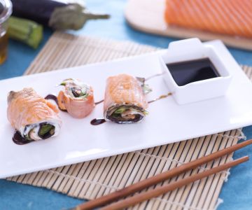 Rollitos de salmón rellenos de verduras y queso