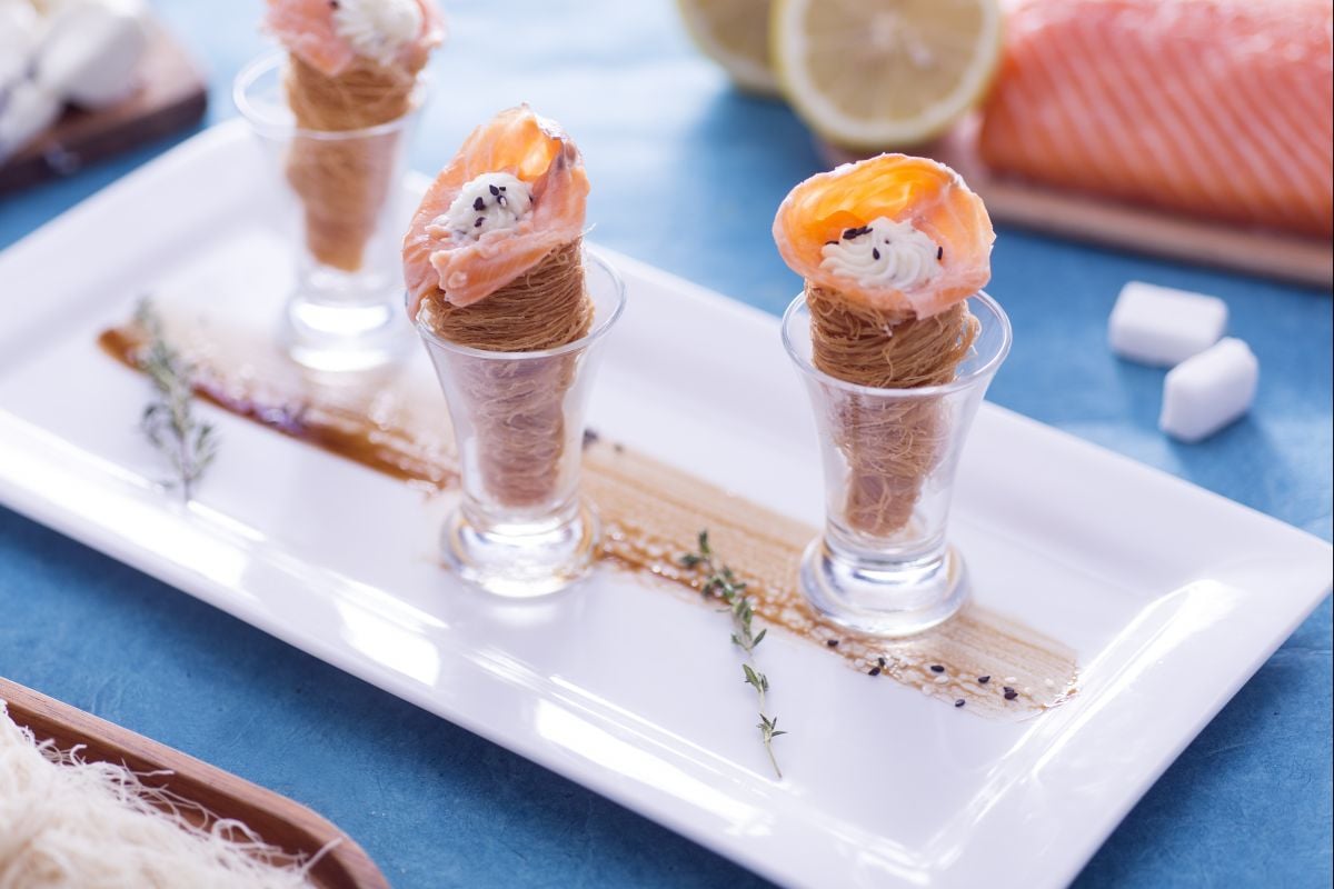 Mini croissants salados con salmón y queso stracchino