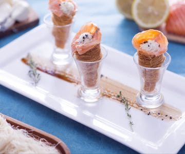 Mini croissants salados con salmón y queso stracchino