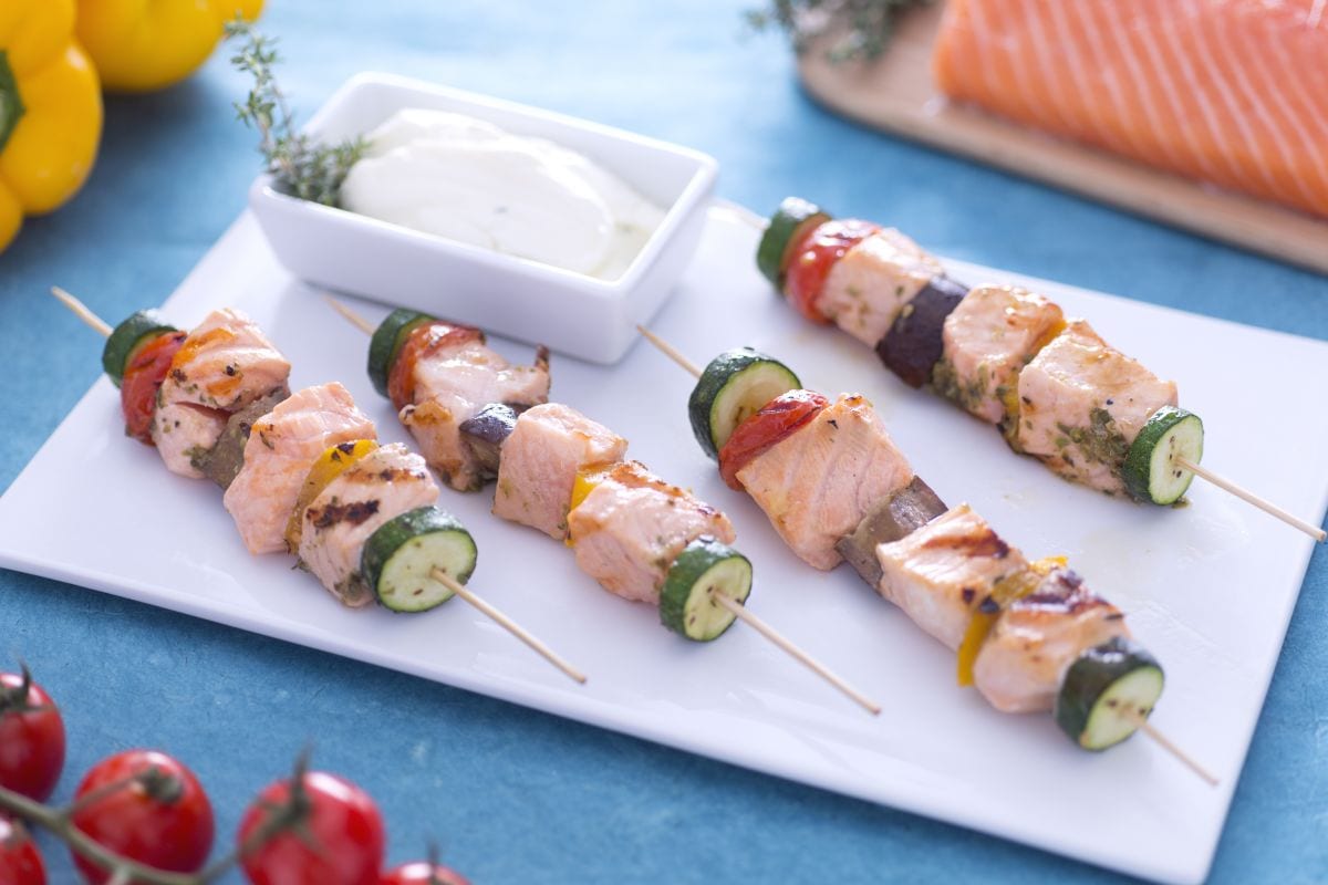 Shish kebab de salmón con salsa yogur