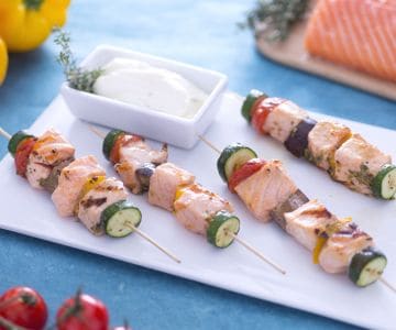 Shish kebab de salmón con salsa yogur