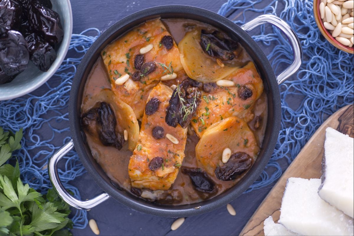 Bacalao con ciruelas, pasas y piñones