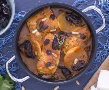 Bacalao con ciruelas, pasas y piñones